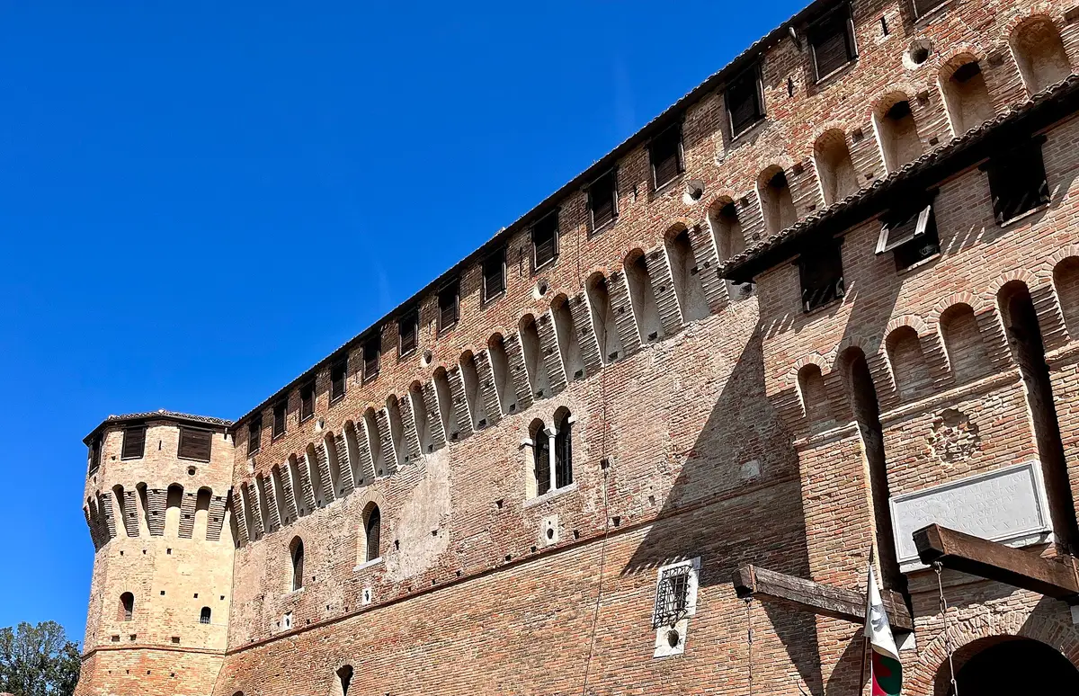 Le mura in mattoni della Rocca di Gradara Le mura in mattoni della Rocca di Gradara