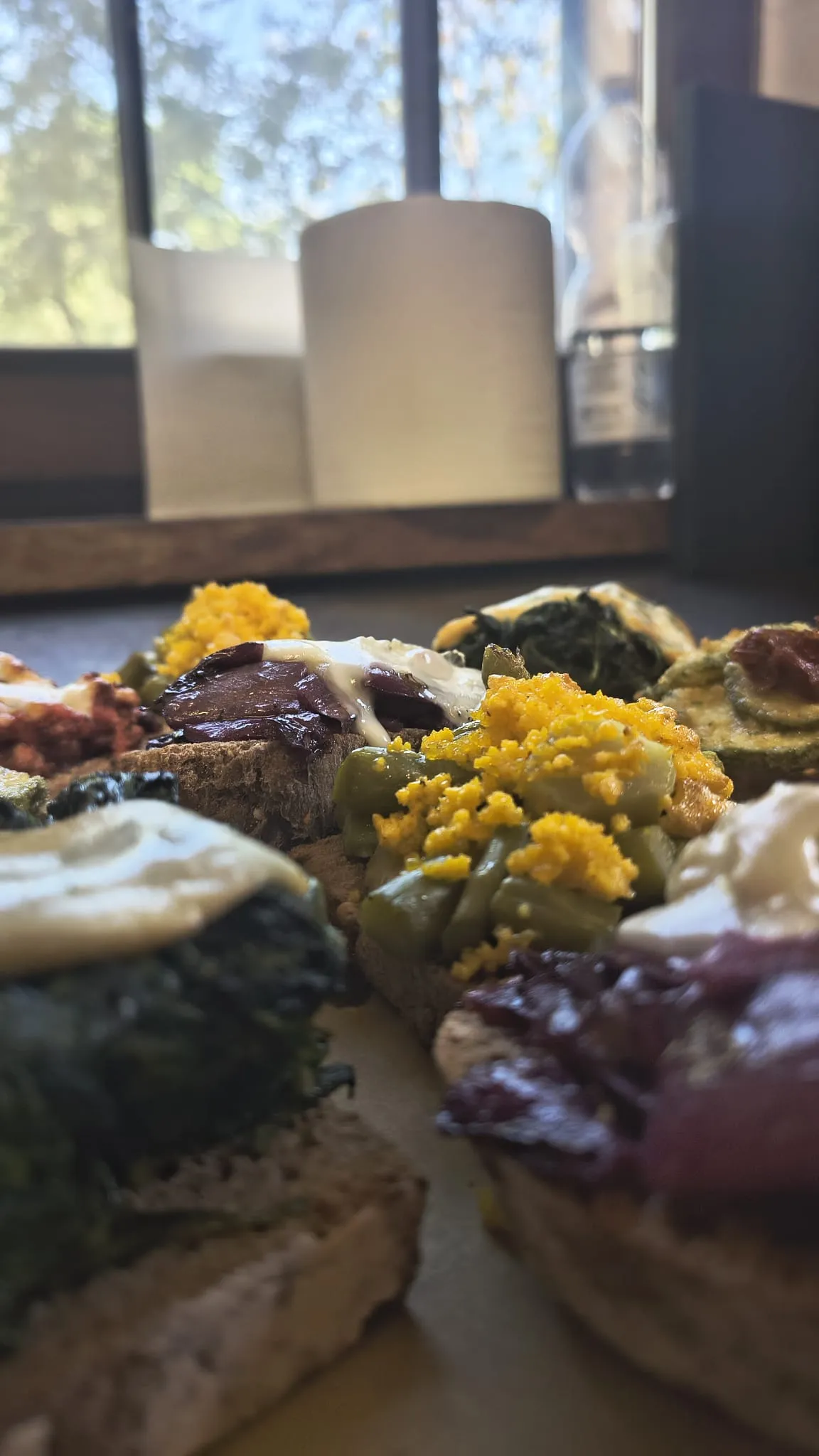 Vassoio di crostini colorati con spinaci, radicchio e formaggio Vassoio di crostini colorati con spinaci, radicchio e formaggio