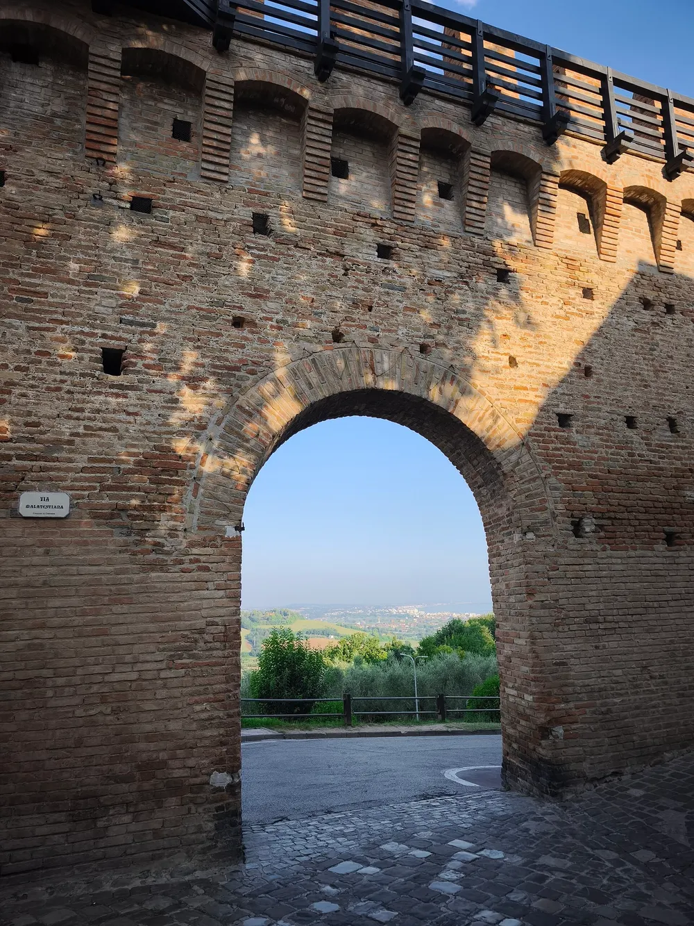 Un arco nelle mura di Gradara con vista sulle colline Un arco nelle mura di Gradara con vista sulle colline