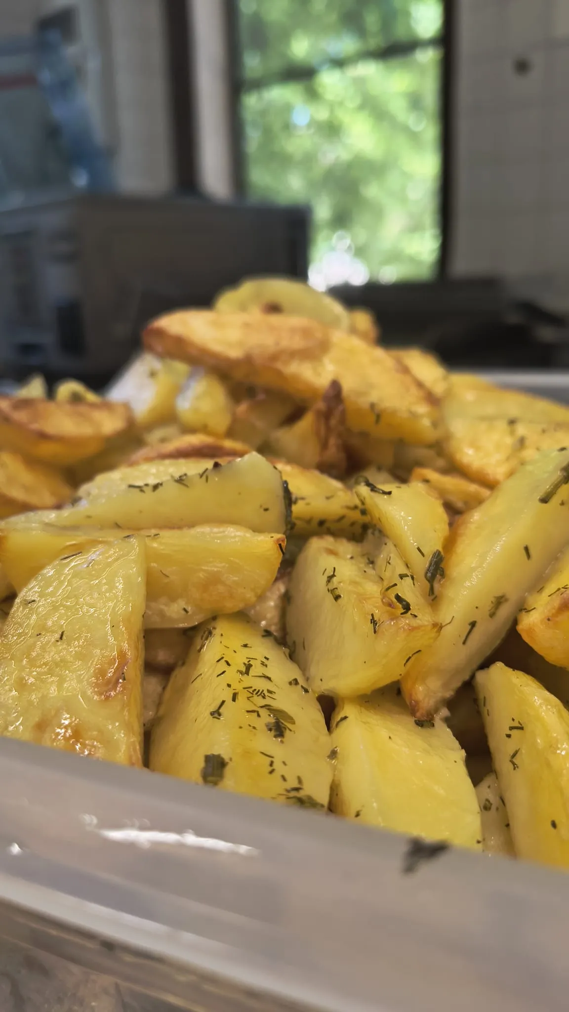Patate arrosto dorate con erbe aromatiche Patate arrosto dorate con erbe aromatiche