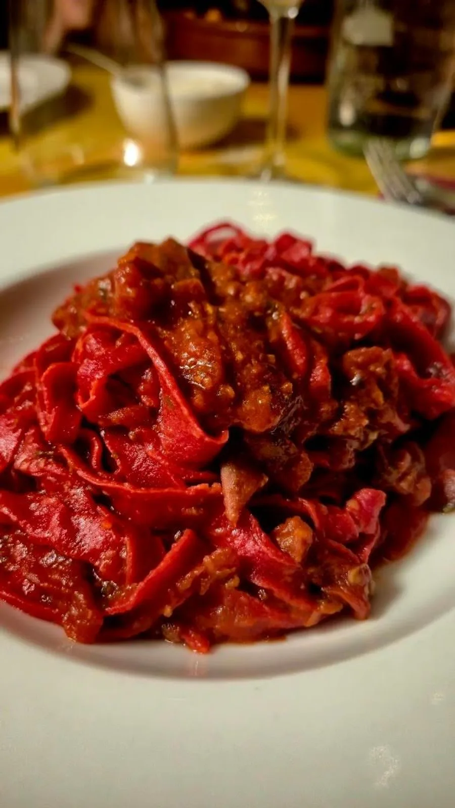 Piatto di tagliatelle rosse al ragù Piatto di tagliatelle rosse al ragù