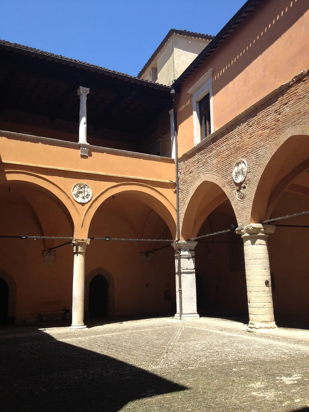 Il cortile interno con i portici della Rocca di Gradara Il cortile interno con i portici della Rocca di Gradara