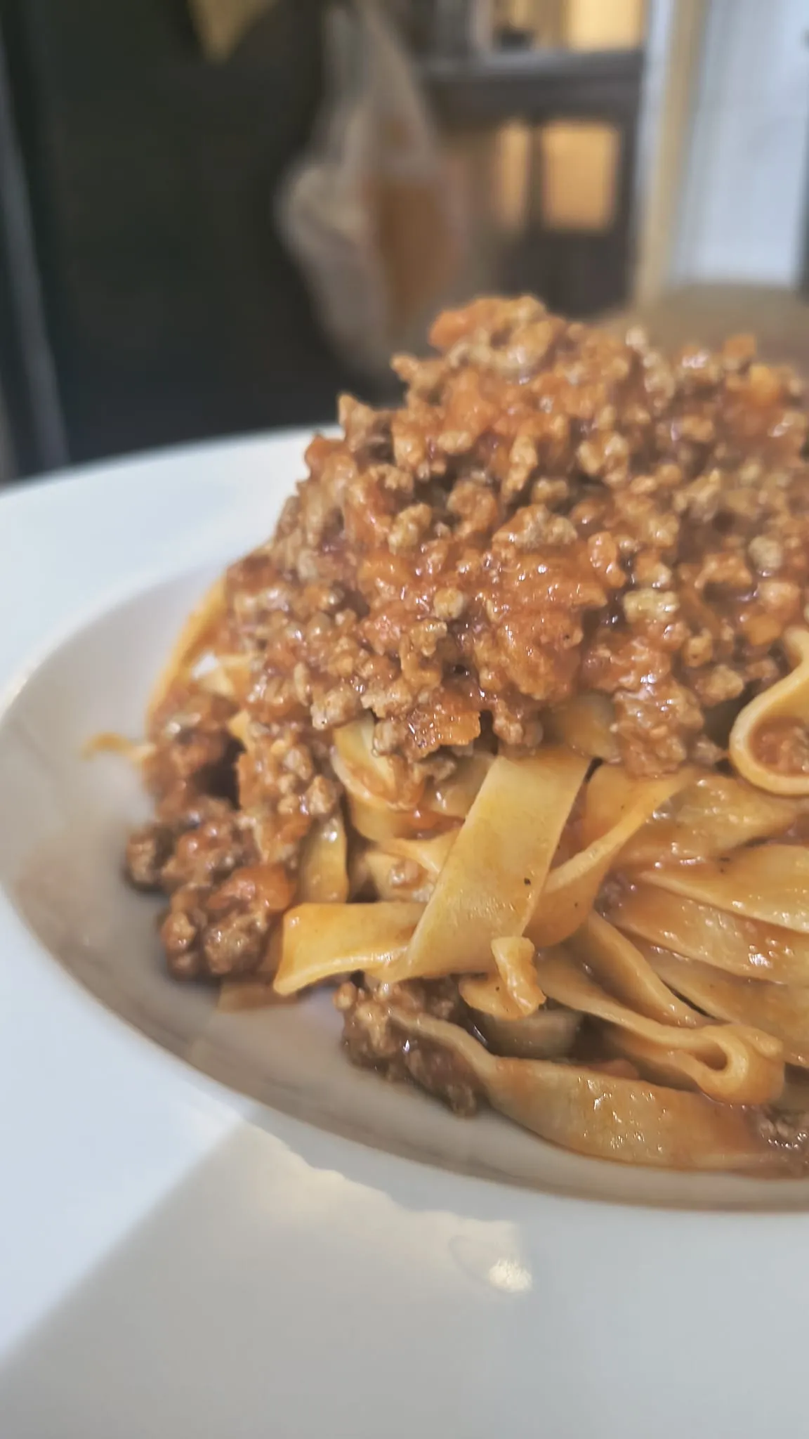 Tagliatelle al ragù in un piatto bianco Tagliatelle al ragù in un piatto bianco