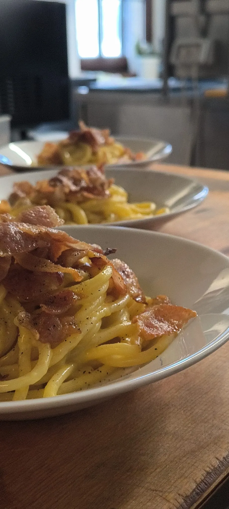 Spaghetti al guanciale croccante Piatti di pasta fresca con guanciale croccante, appena impiattati