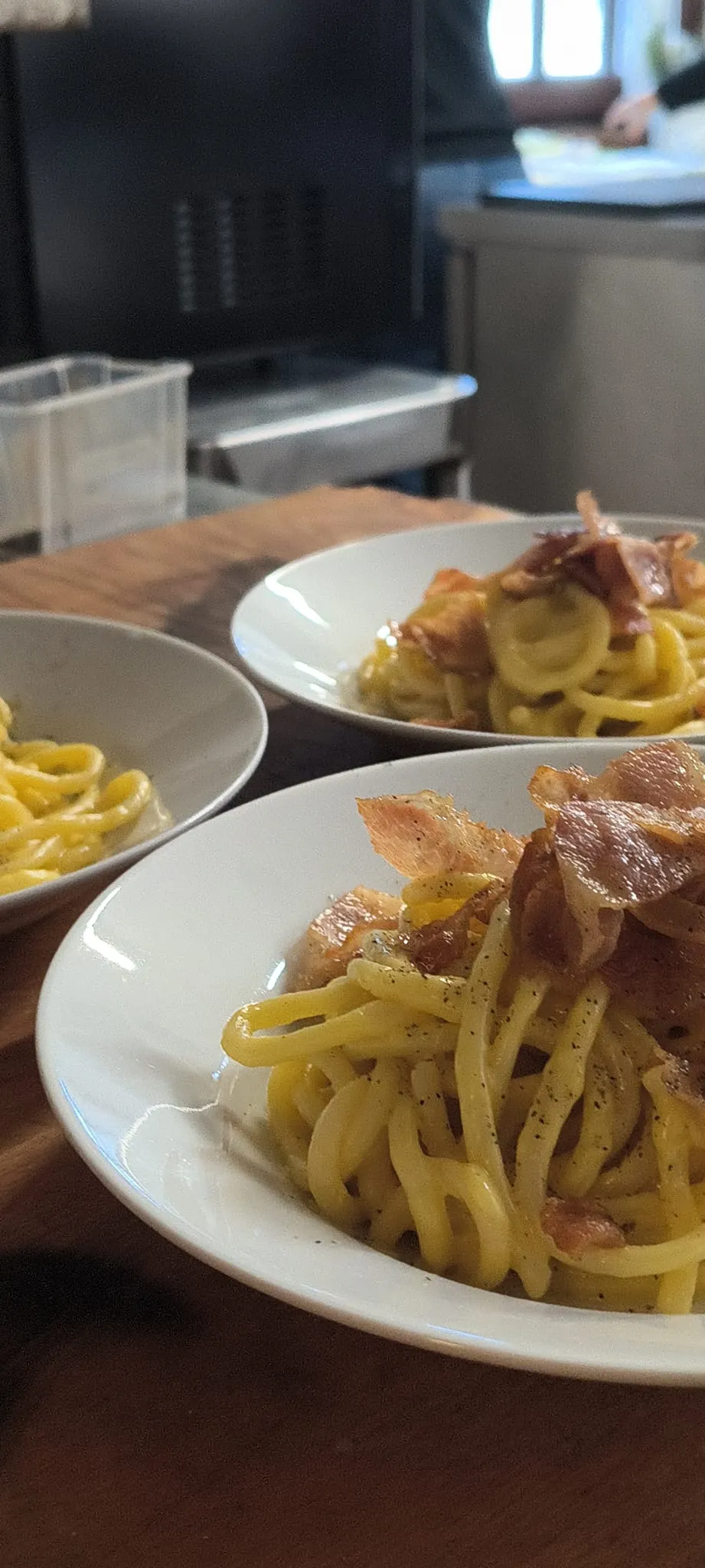 Pasta con guanciale croccante servita in piatti fondi Pasta con guanciale croccante servita in piatti fondi