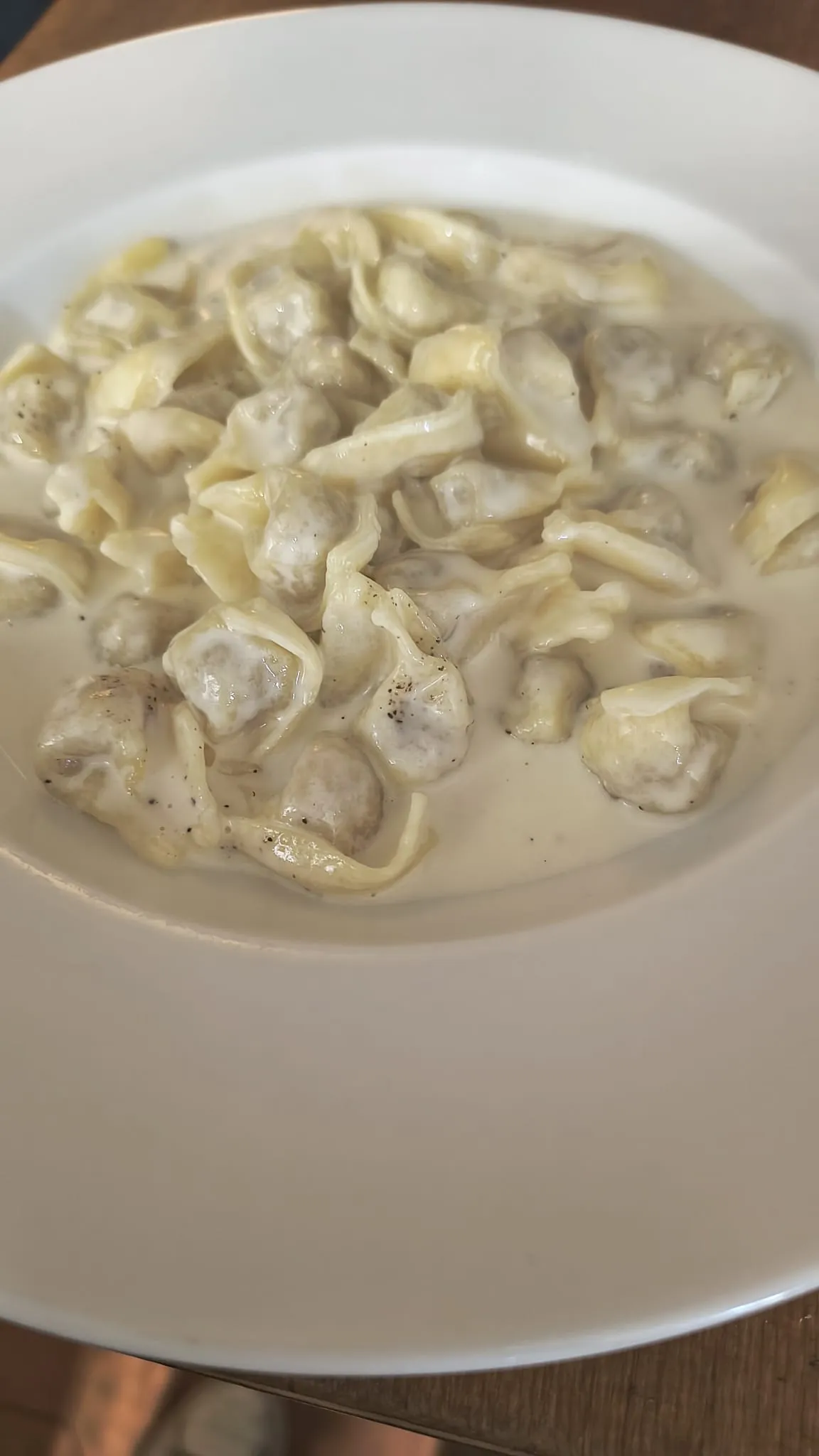 Un piatto fondo di tortelli in crema Un piatto fondo di tortelli in crema