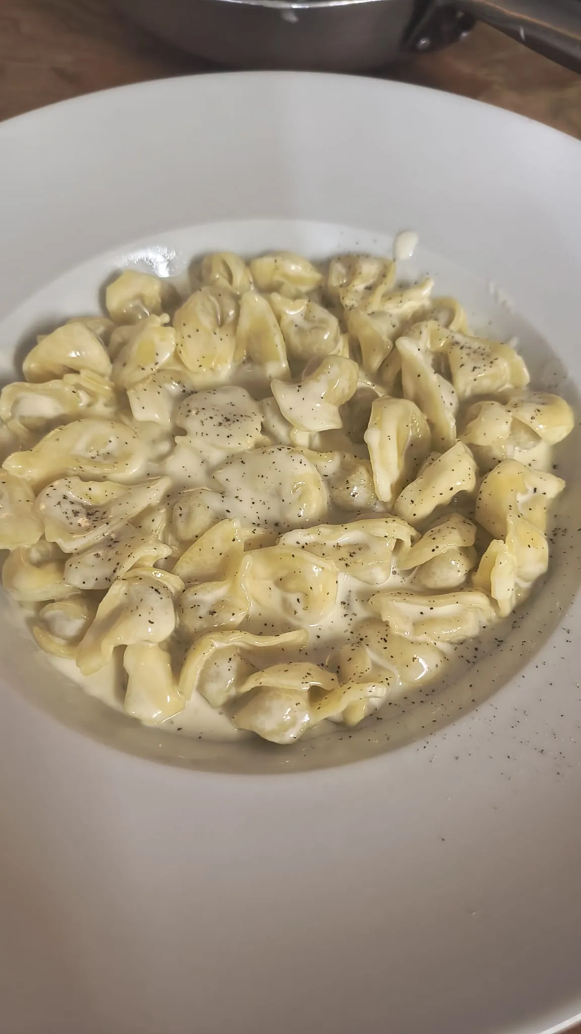 Cappellacci, burro e rosmarino Cappellacci in un piatto bianco, visti dall’alto