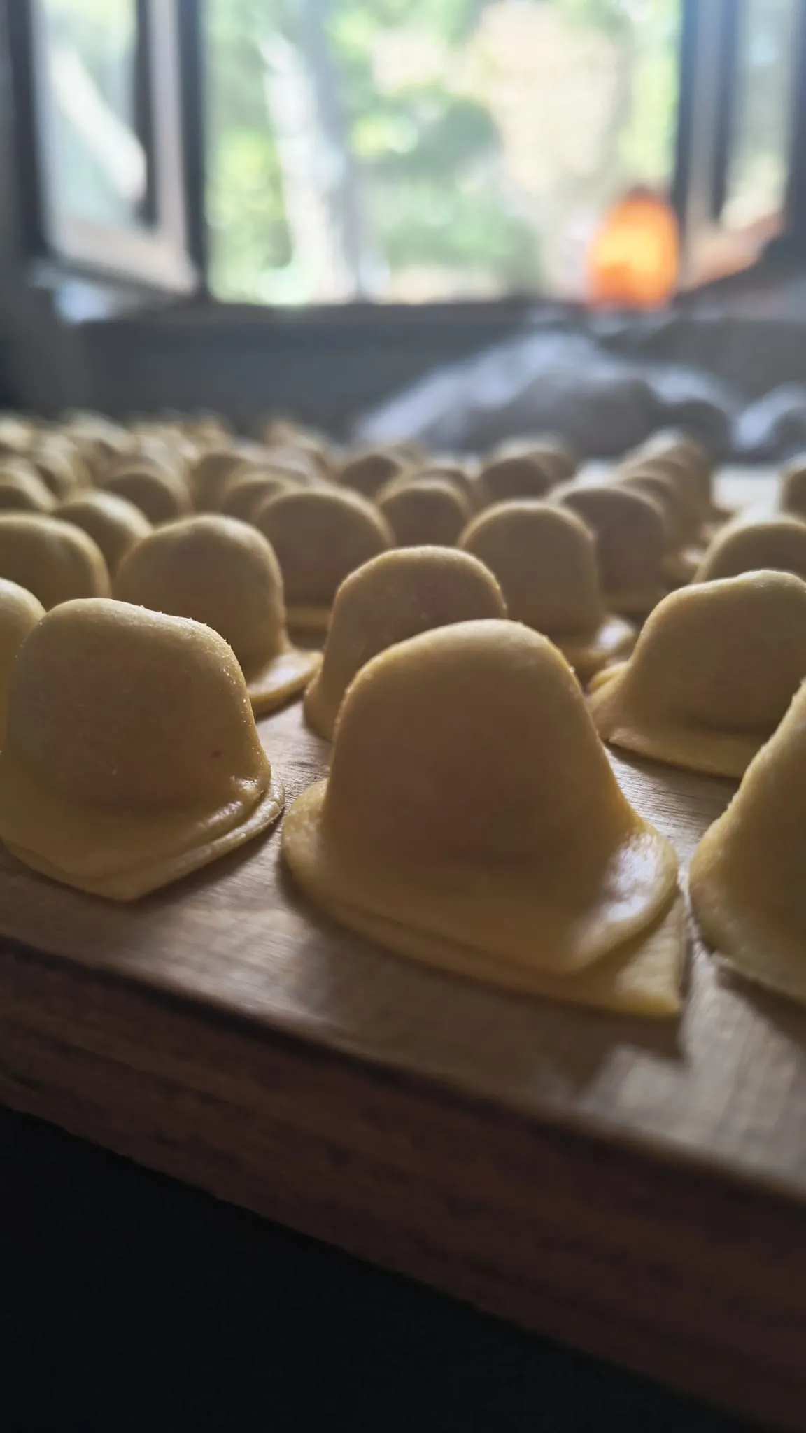 Tortelli ripieni sul tagliere di legno Tortelli ripieni sul tagliere di legno